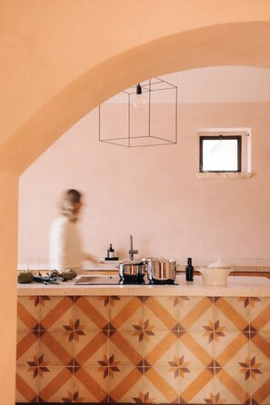 Kühlschrank, Ofen, Geschirrspüler, Wasserkocher mit Kaffee-/Teezubehör