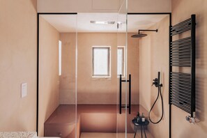 Douche, sèche-cheveux, bidet, serviettes fournies