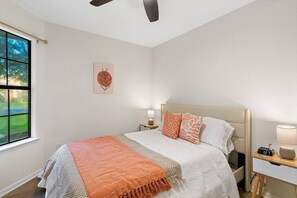 4 bedrooms, iron/ironing board, WiFi, bed sheets - Radiant & Refined | Stylish 4BR Home in Round Rock (Round Rock)