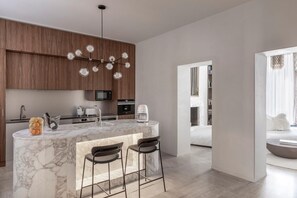 Kjøleskap, mikrobølgeovn og kaffetrakter/tekoker