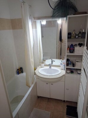 Een haardroger, toiletpapier