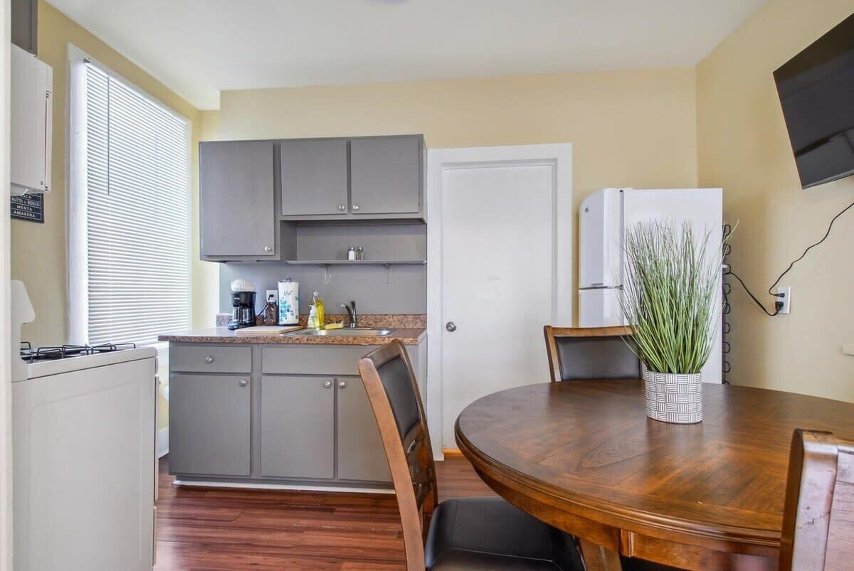 Coffee/tea maker, fridge, oven, stovetop