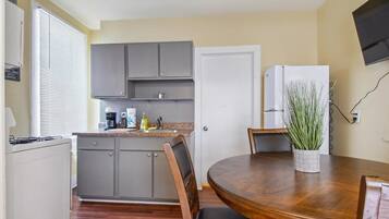Coffee/tea maker, fridge, oven, stovetop