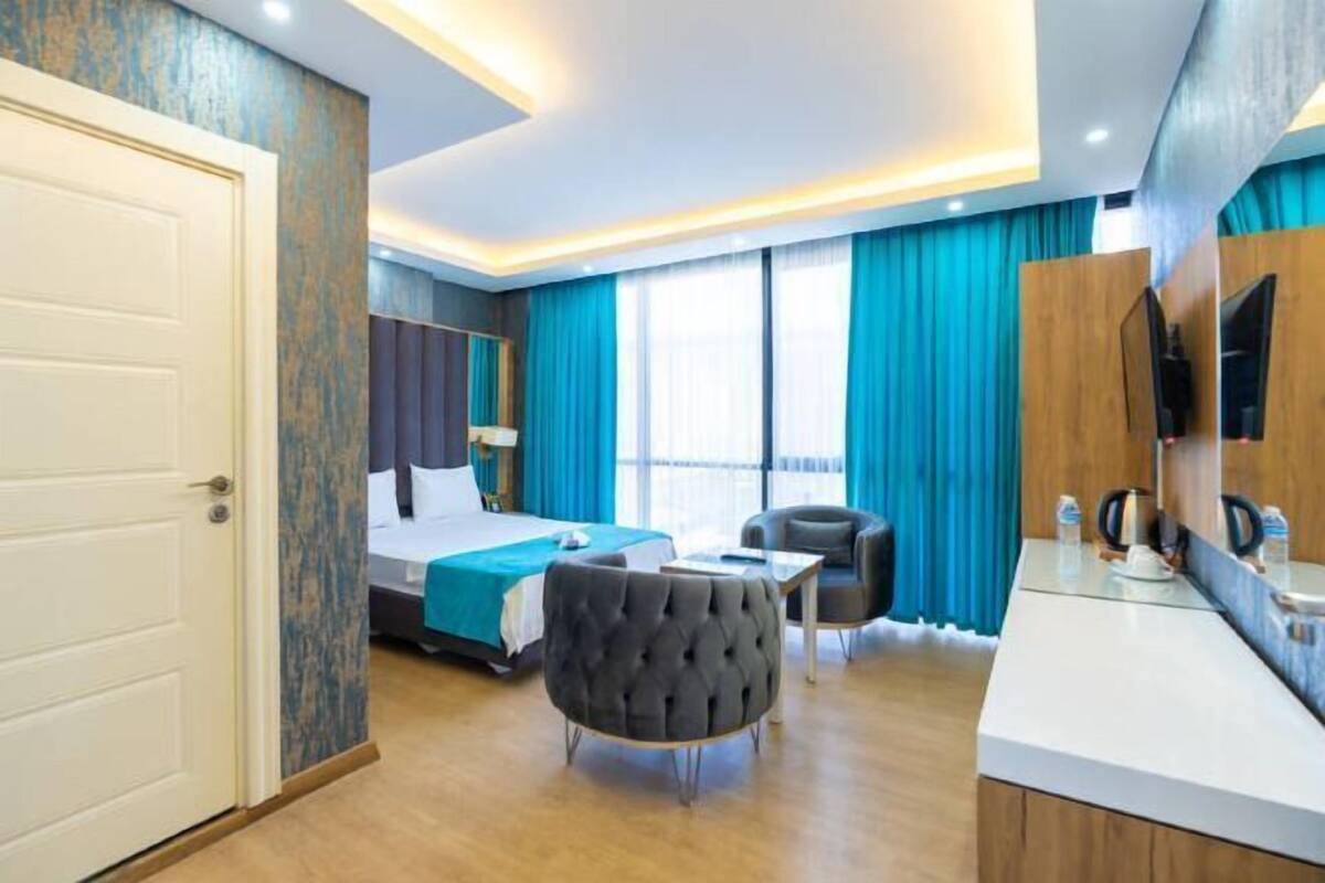 1 bedroom, premium bedding, minibar, desk