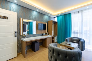 Ropa de cama de alta calidad, minibar y escritorio