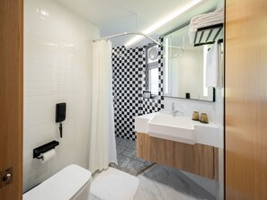 Shower, free toiletries, hair dryer, slippers - Greenery Inn (Macau)