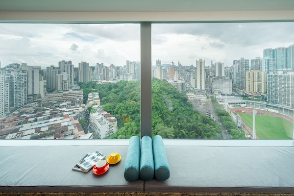 Tirai kedap cahaya, setrika/meja setrika, Wi-Fi gratis, dan seprai linen