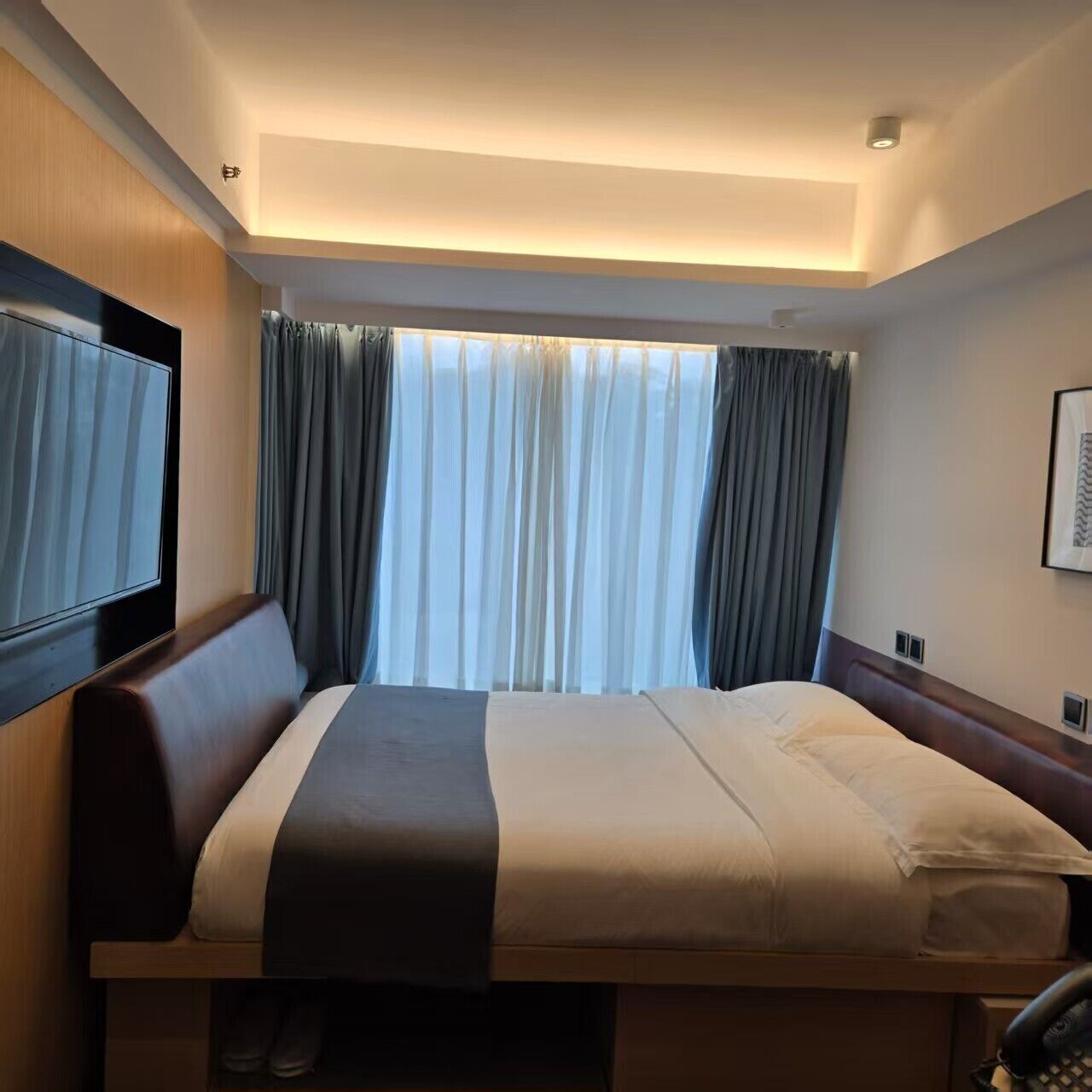 Cortines opaques, planxa i posts de planxar i wifi gratuïta 