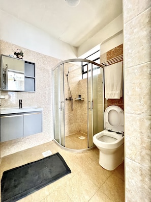 Douche, serviettes fournies, savon, papier de toilette