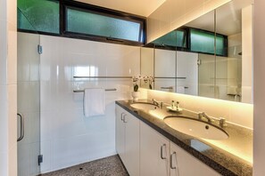 豪華別墅 | 浴室 | 吹風機、毛巾