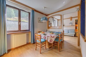 Standard-Apartment, Mehrere Schlafzimmer (Appartamento Alpetta 37 Ski In - Ski) | Speisen
