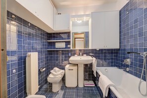 Standard-Apartment, Mehrere Schlafzimmer (Appartamento Alpetta 37 Ski In - Ski) | Badezimmer | Duschwanne, Haartrockner, Bidet, Handtücher