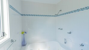 Combined shower/bathtub - Coral Cottage - Berrara Waters (Berrara)