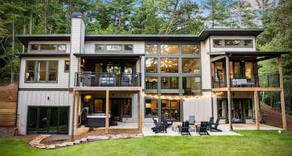 Starlight Ridge ~ Indoor Pool ~ Hot Tub ~ Fire Pit ~ Fun For All!
