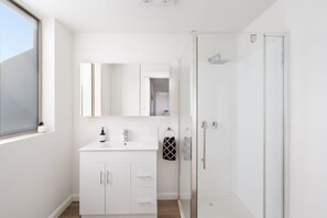 Dusche, Haartrockner, Handtücher, Seife