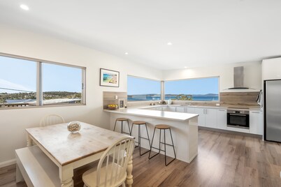 Escape to Coastal Tranquility - 400m from Primrose Sands Beach