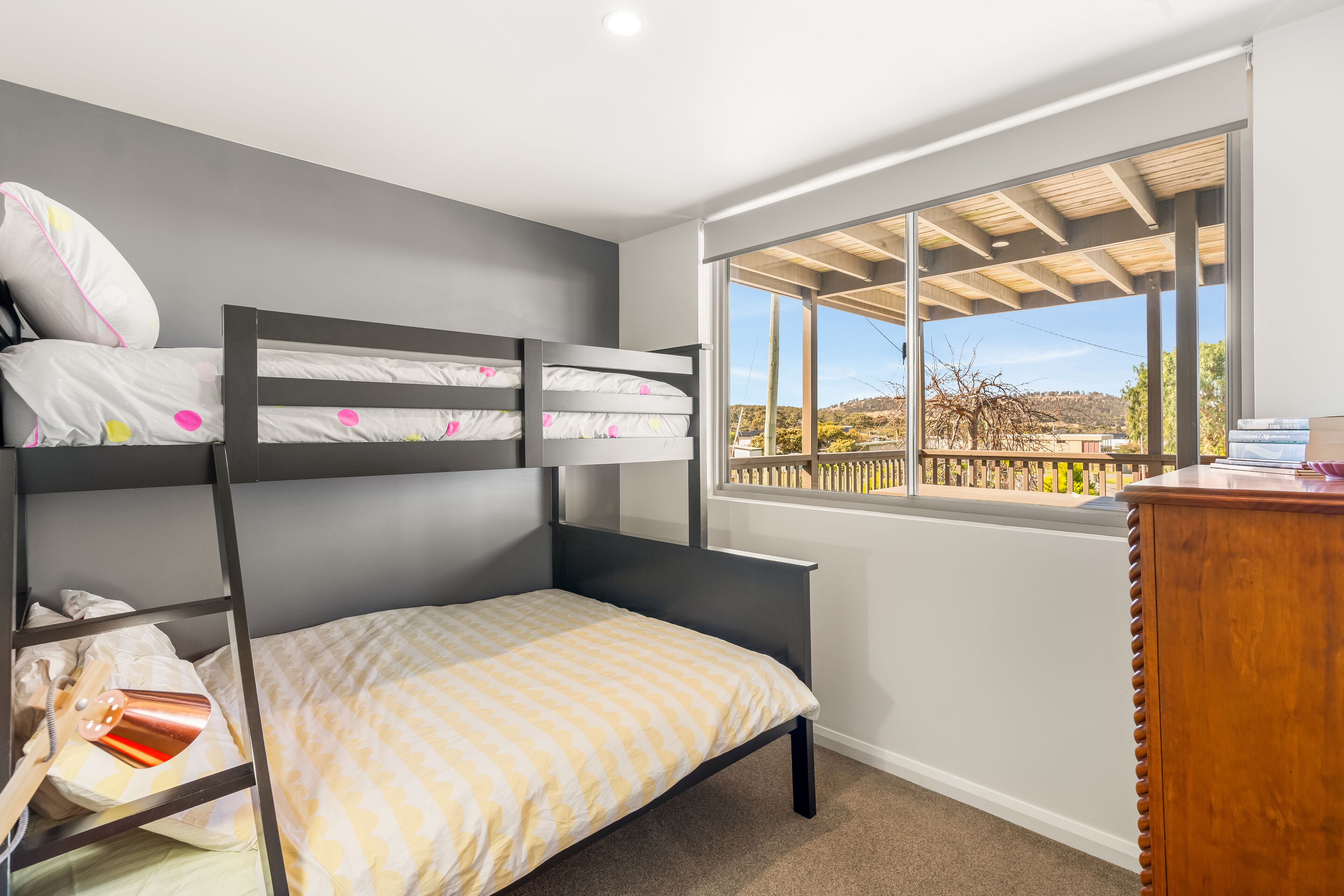 Habitación con literas, escritorio y ventana.