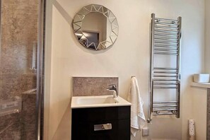 House | Bathroom | Separate bathtub and shower, deep-soaking bathtub, hair dryer, towels - Luxury 3-bed House in the Scottish Highlands (Inverness)