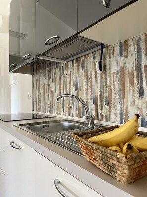 Microondas, horno, parrilla de estufa y lavavajillas