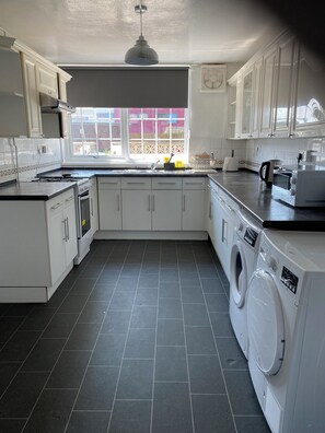 Microwave, oven - The Hathway Walk Home is less than 1 km from Cabot Circus .
(Saint Jude's)