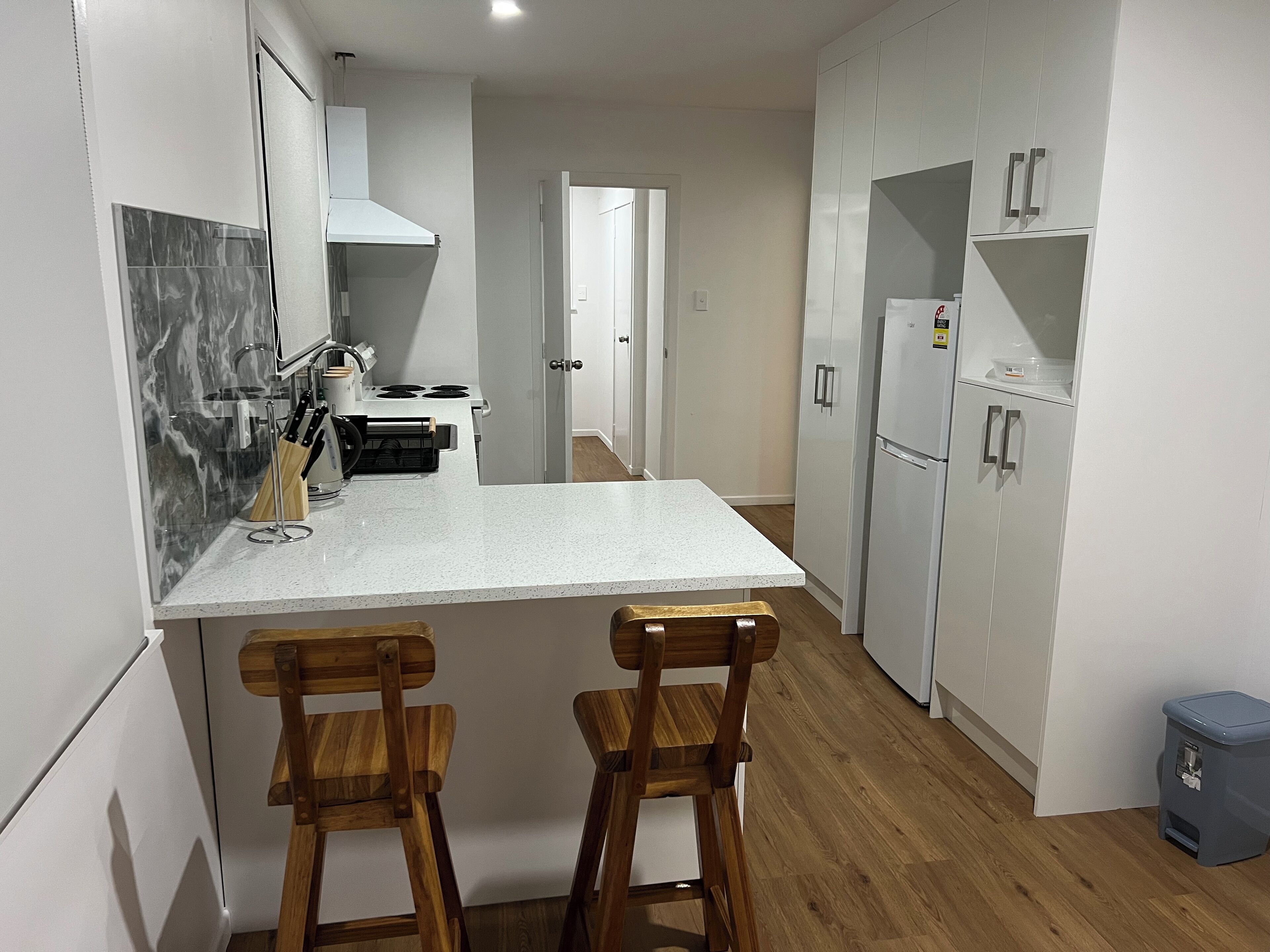 Frigorífico, microondas, horno y placa de cocina