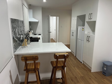 Fridge, microwave, oven, stovetop. Spacious 4 bedroom House in Manukau