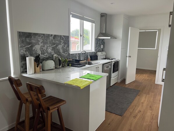 冷蔵庫、電子レンジ、オーブン、コンロ