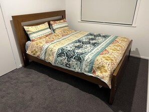 4 室のベッドルーム、アイロン / アイロン台、WiFi (無料)、ベッドシーツ