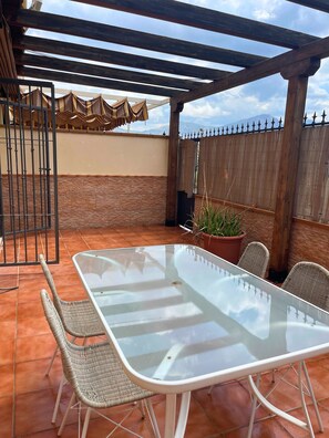 Outdoor dining - Casa de Philipp (AN)