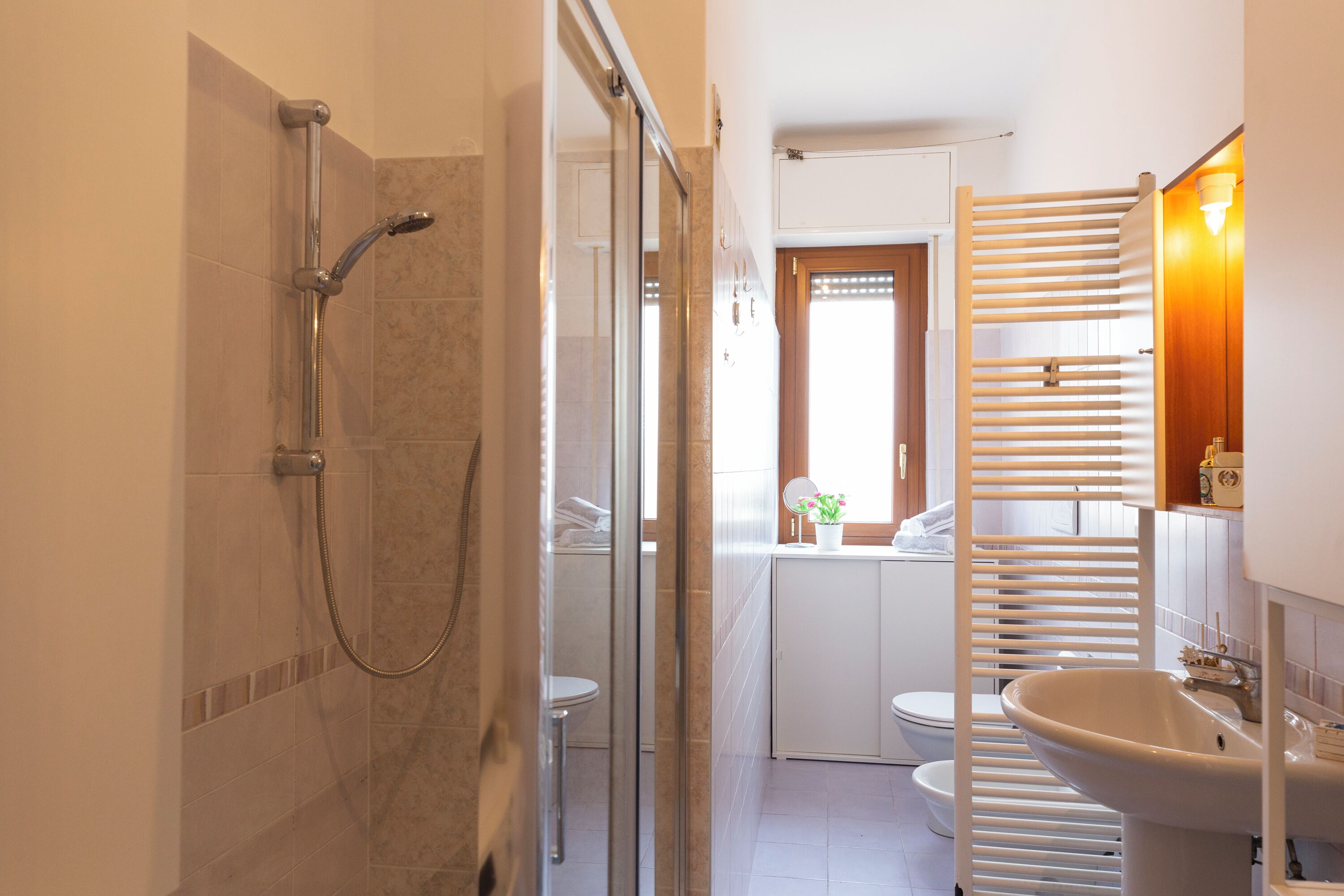 Appartement Standard | Salle de bain | Douche, douche à « effet pluie », sèche-cheveux, bidet