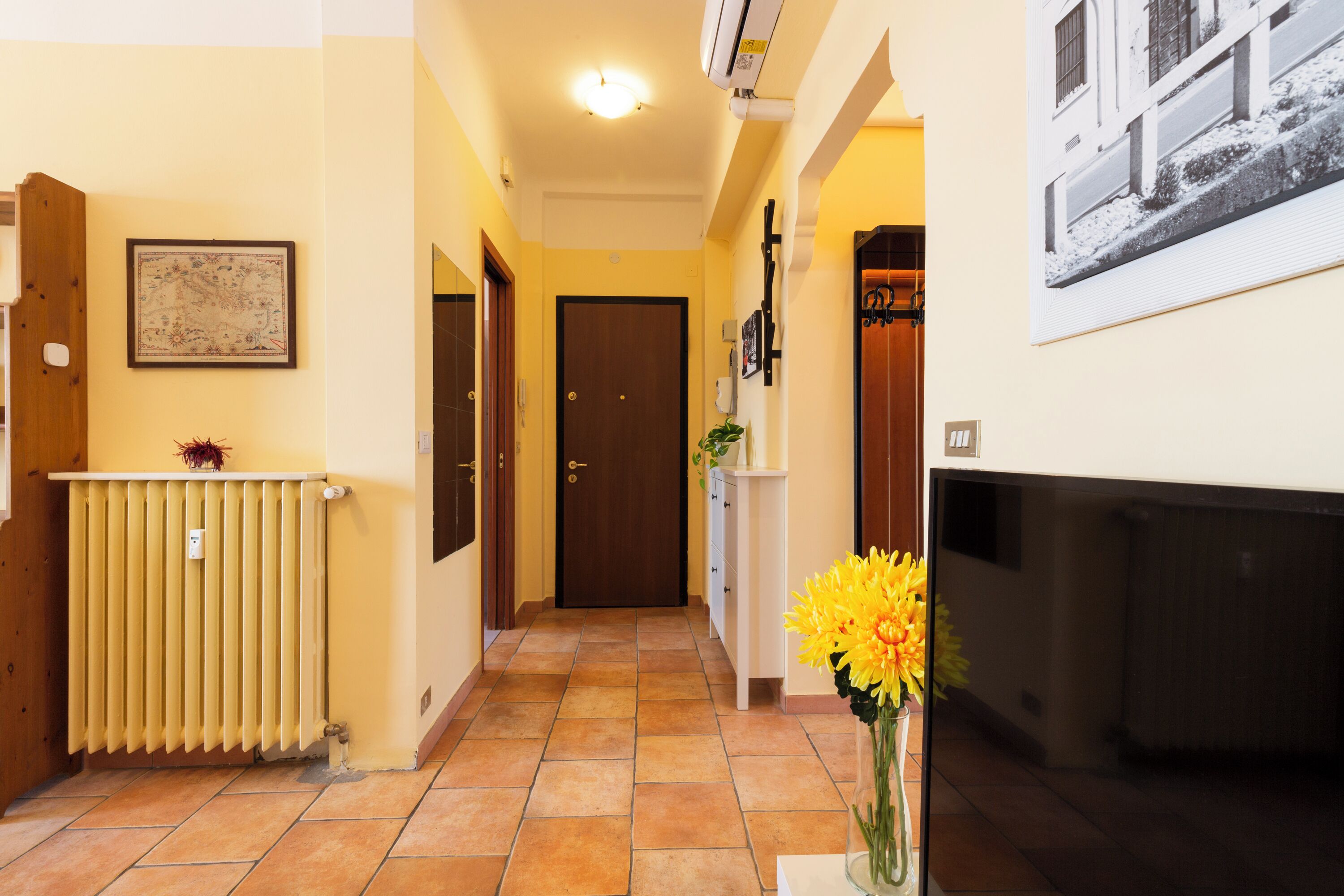 Standard Apartment | Ruang tamu | 50 inci sebuah televisyen pintar dengan digital 