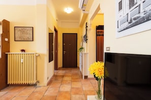 Apartemen Standar | Area keluarga | Smart TV 50-inci dengan saluran TV digital