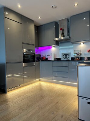 Apartment, 1 Queen Bed | Private kitchen | Fridge, microwave, oven, stovetop - Stunning 1-bed Apartment in Dartford (Dartford)
