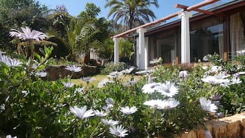 Vista frontal de la propiedad