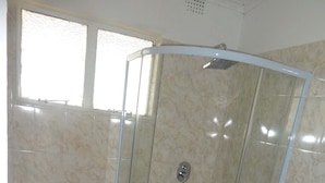 Bathroom - The Village Inn Hotel (Nyanga)