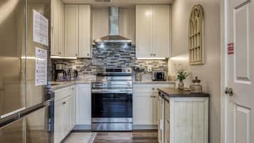 Réfrigérateur, micro-ondes, lave-vaisselle, cafetière/bouilloire