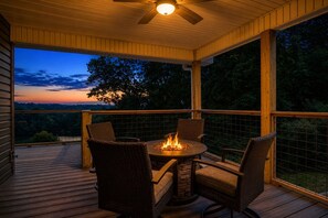 Terrace/patio - Broadview, River, Golf Course, Games, free Attraction Tickets, WIFI!!! (Kodak)
