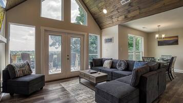 TV connectée, cheminée, jeux vidéo, baby-foot