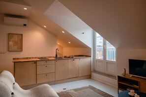 Älytelevisio, DVD-soitin, kirjoja