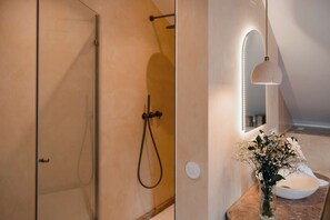 Dusche, Haartrockner, Handtücher