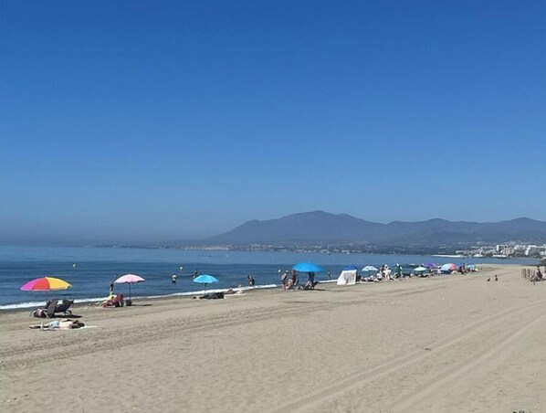 PĂ„ stranden, solstolar och strandhanddukar