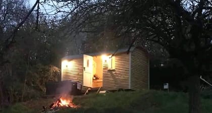 Apple hut, romantic shepherd hut retreat with log burner, hot tub, pet friendly!