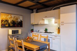 Loft de diseñador | Cocina privada | Refrigerador con congelador, microondas, horno y parrilla de estufa 