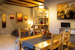 디자인 로프트 | 거실 공간 | 디지털 채널 시청이 가능한 43인치 평면 TV