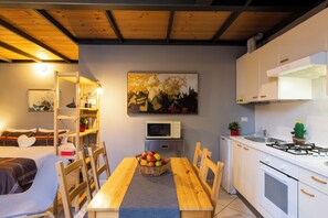 Loft design | Cozinha privada | Geladeira grande, micro-ondas, fogão, cooktop