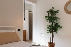 2 habitaciones, escritorio, tabla de planchar con plancha y wifi gratis 