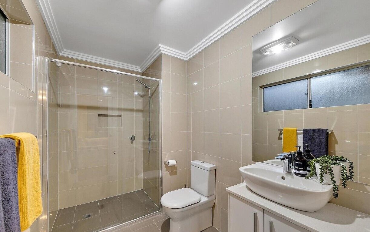 Douche, sèche-cheveux, serviettes fournies, savon