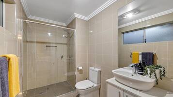 Douche, sĂšche-cheveux, serviettes fournies, savon