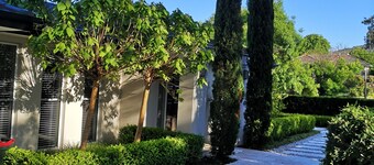 Modern 2BR/1BA/2+CAR Home in Central Canberra