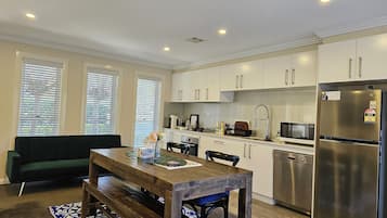 Geladeira, micro-ondas, fogão, cooktop
